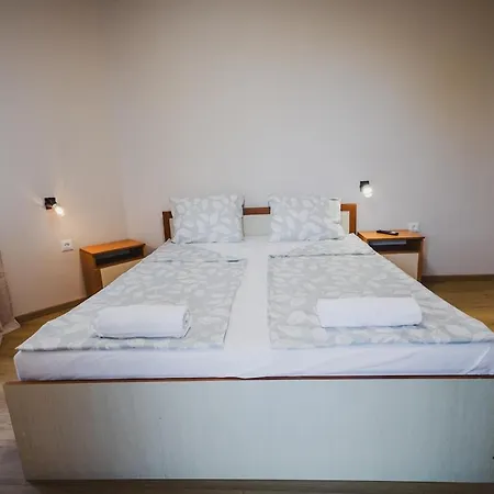 модерен ирида с басейн и градина Appartement Ravda