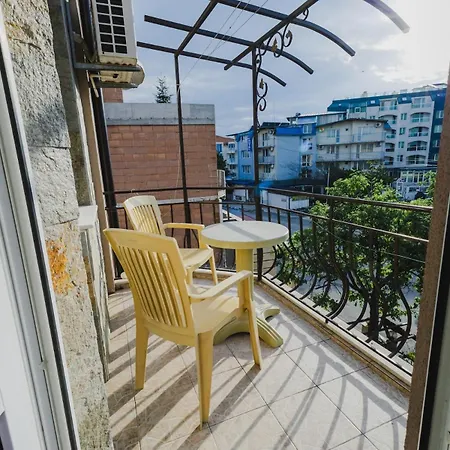 Appartement модерен ирида с басейн и градина *