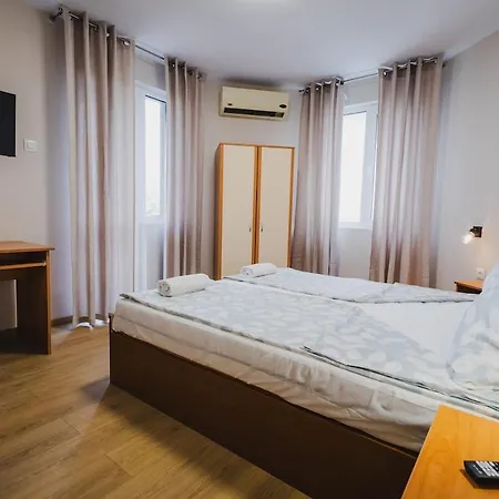 Appartement модерен ирида с басейн и градина