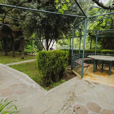 модерен ирида с басейн и градина Appartement Ravda