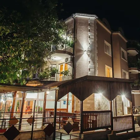 модерен ирида с басейн и градина Appartement Ravda