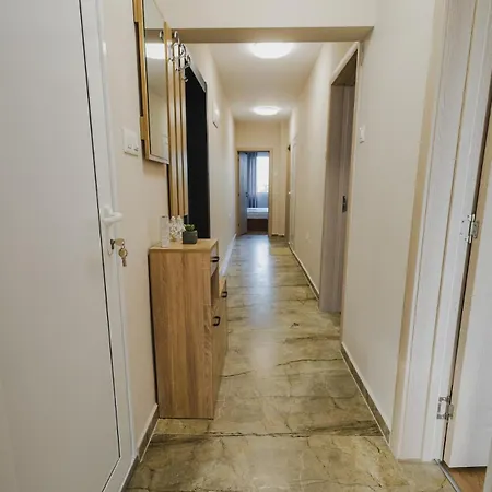 модерен ирида с басейн и градина Appartement