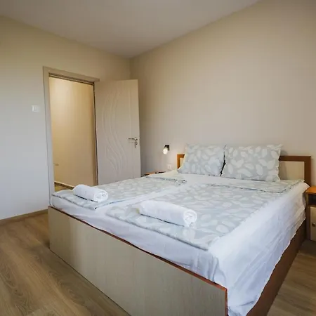 модерен ирида с басейн и градина Appartement *