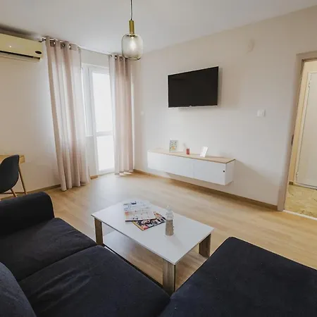 Appartement модерен ирида с басейн и градина *