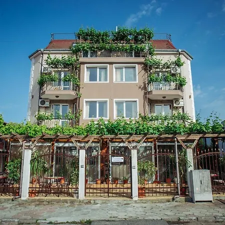 Appartement модерен ирида с басейн и градина