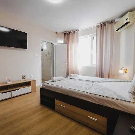 модерен ирида с басейн и градина Appartement